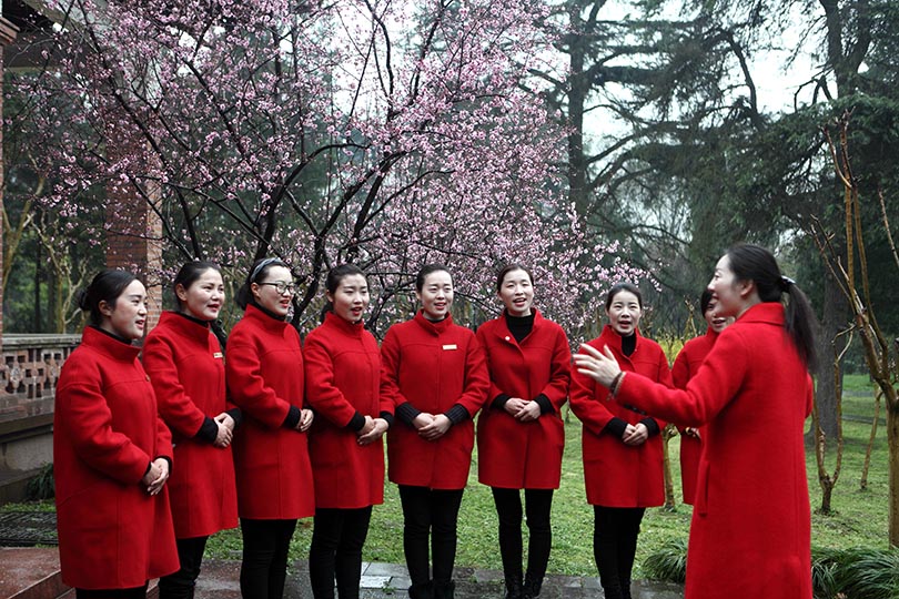 國(guó)家二級(jí)演員、揚(yáng)州市文化館社會(huì)工作中心主任周倩為船娘們培訓(xùn)揚(yáng)州小調(diào)